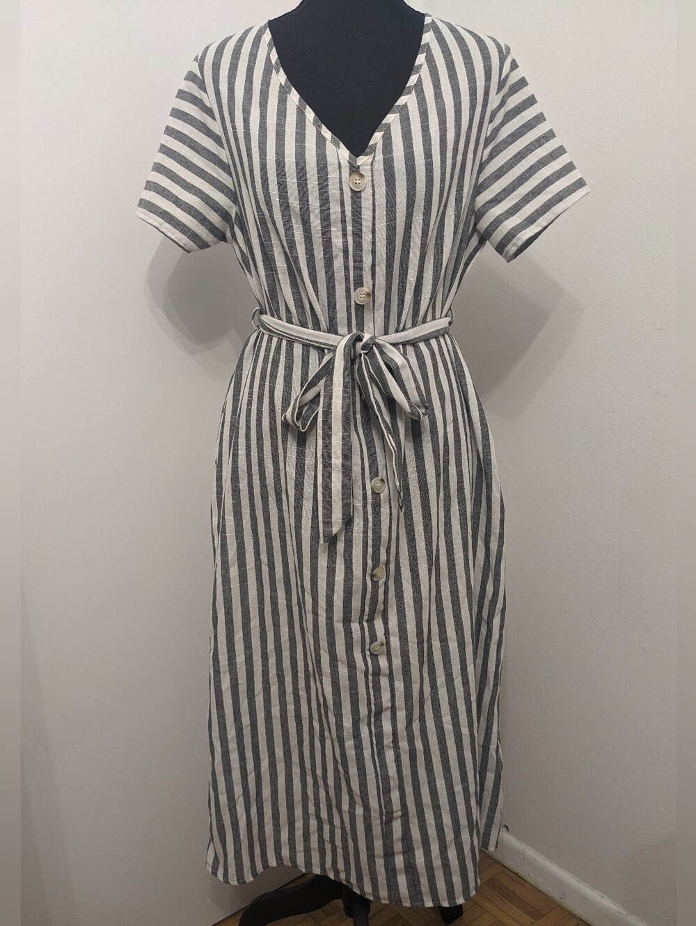 Striped V-Neck Button-Front Dress with Waist Tie | Gray & White | Women's Size 6